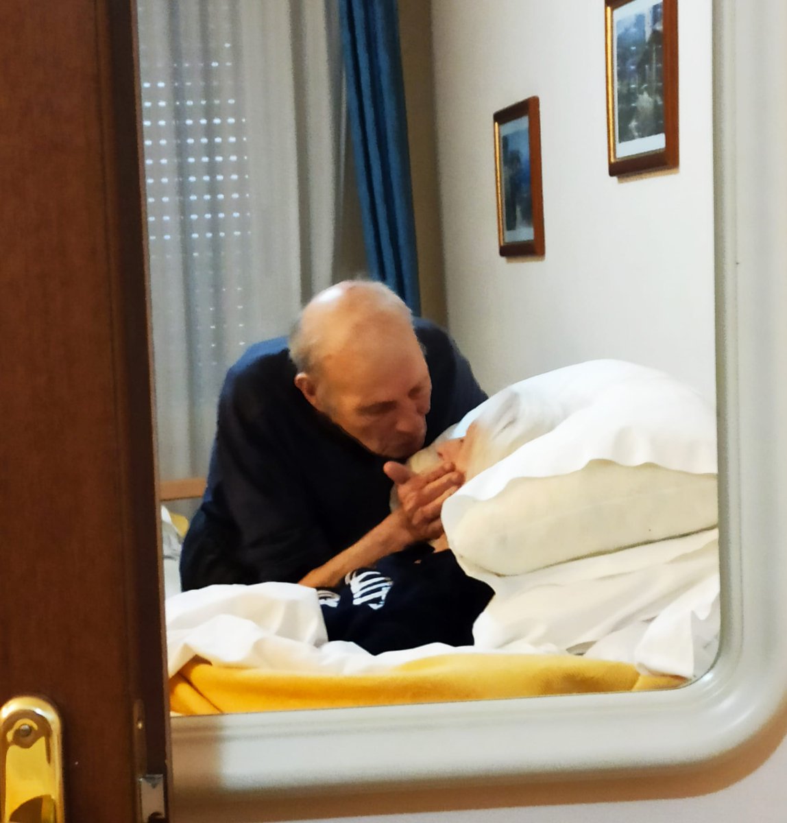 Apndp's tweet photo. Il #17novembre 1956 i miei genitori si sposarono dopo 2 anni di fidanzamento
Questo è uno scatto "rubato" da un'infermiera della casa di riposo il 7 aprile scorso
40 giorni dopo entrambi non c'erano più
Mi piace ricordarli così, con la loro stessa #tenerezzainfinita 
#endlesslove https://t.co/Ay6TwOhNrQ