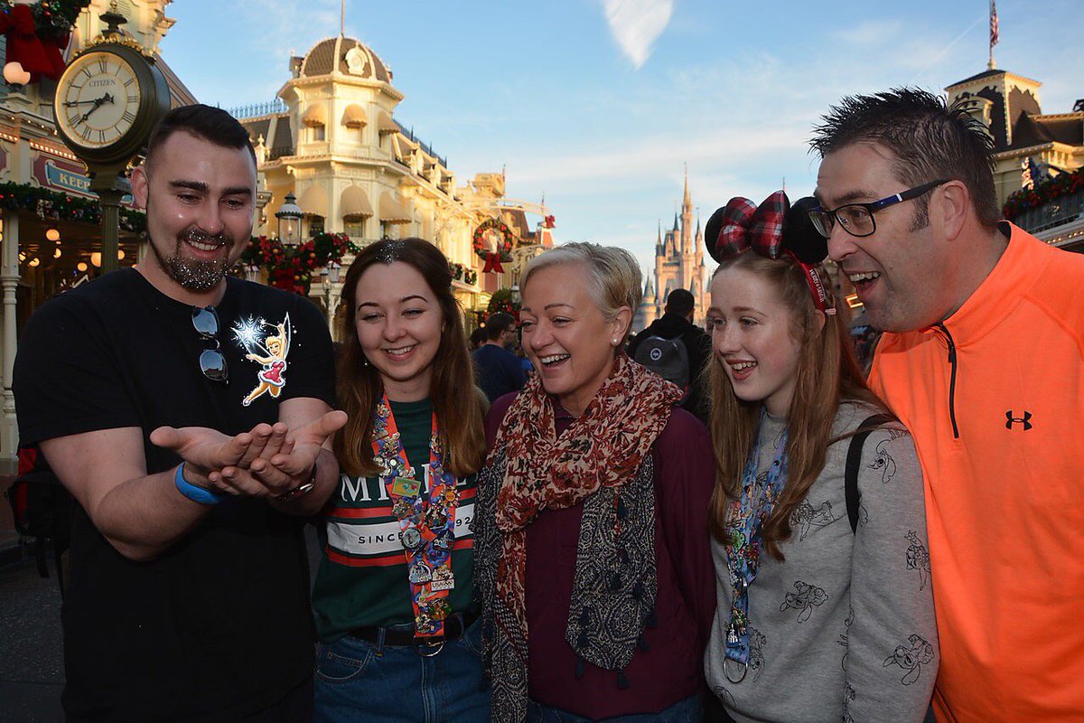 MouseBritish's tweet photo. @KevinSparrow8 Christmas Day in magic kingdom! Hope your feeling better 🙃 https://t.co/iFNLnsbqg5