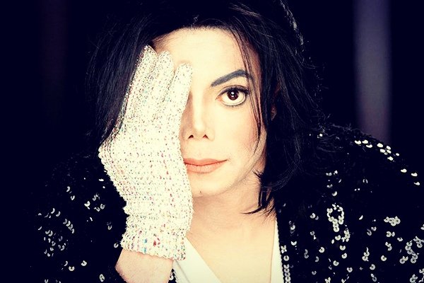 El  guante que lucía Michael Jackson en su mítico "Moonwalk" se vendió por 350.000 dolares, nadie puede cuestionar el sentimiento y  la emoción que puede despertar un ídolo hacia sus Fans y el vínculo tan especial que se crea entre ellos. Biomiistars joyas con el ADN de tu ídolo.