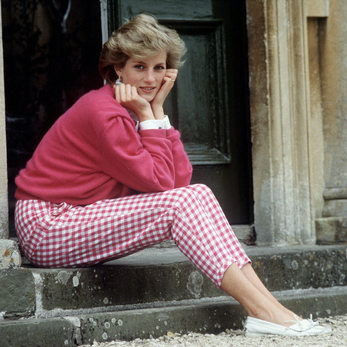 _y21yy's tweet photo. Lady Diana appreciation tweet. 

What an icon. https://t.co/FJRyeoTAXF