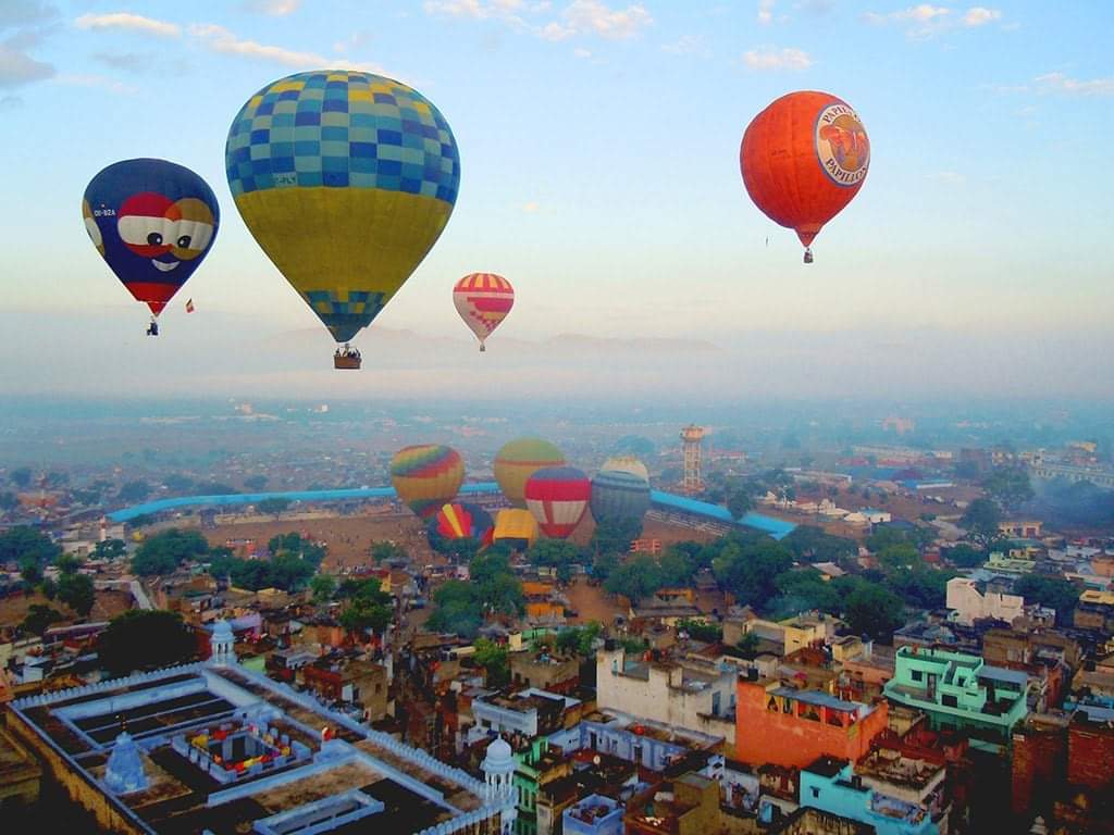 Enjoy hot air balloon rides in Pushkar, Rajasthan