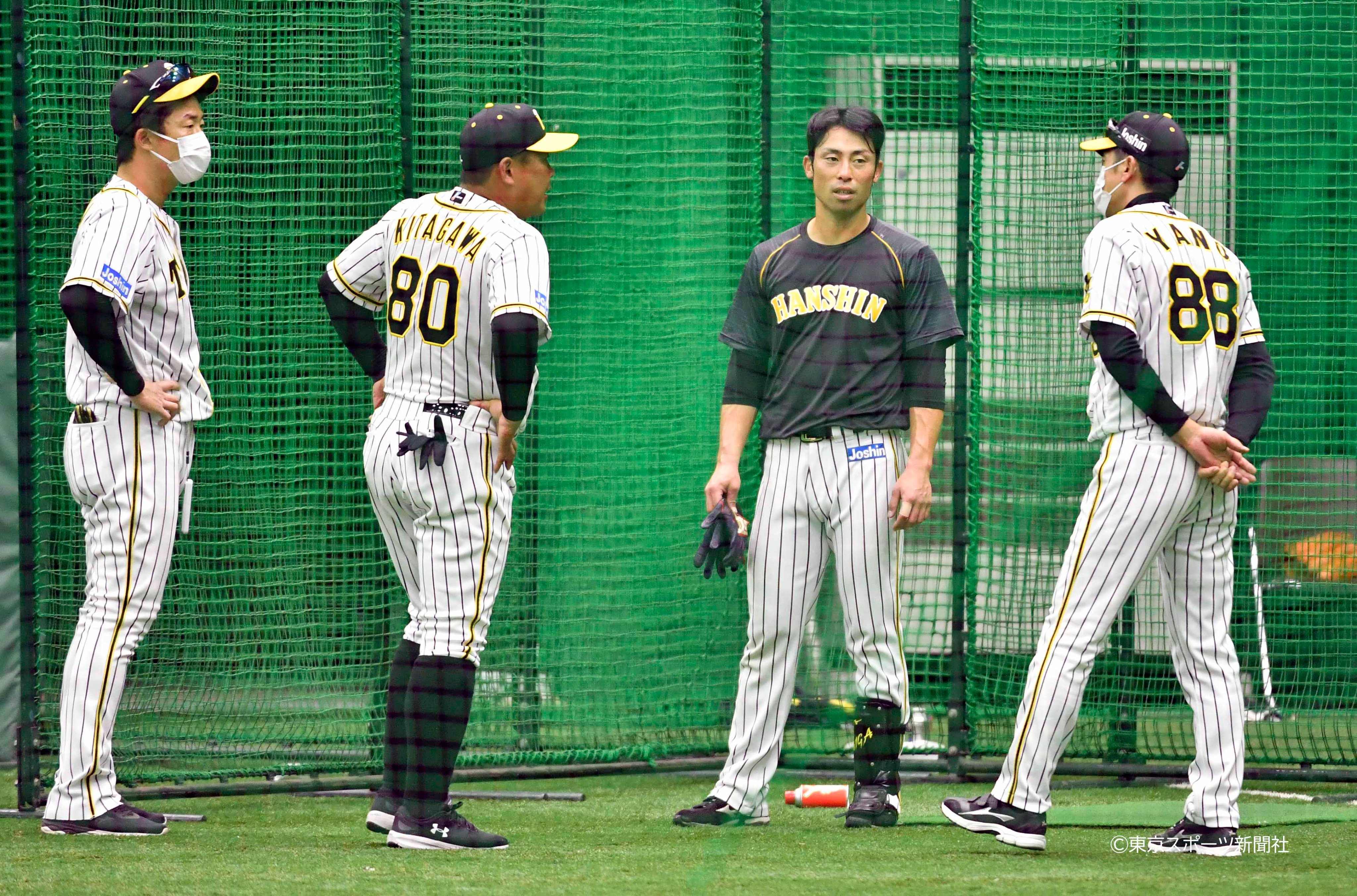 تويتر 東スポ 写真部 على تويتر プロ野球 ２０２０年１１月１７日 阪神秋季練習 新井良太 コーチ 北川博敏 コーチ 矢野燿大監督 から指導を受ける 江越大賀 Tigers 阪神 タイガース T Co Babiocvqjy