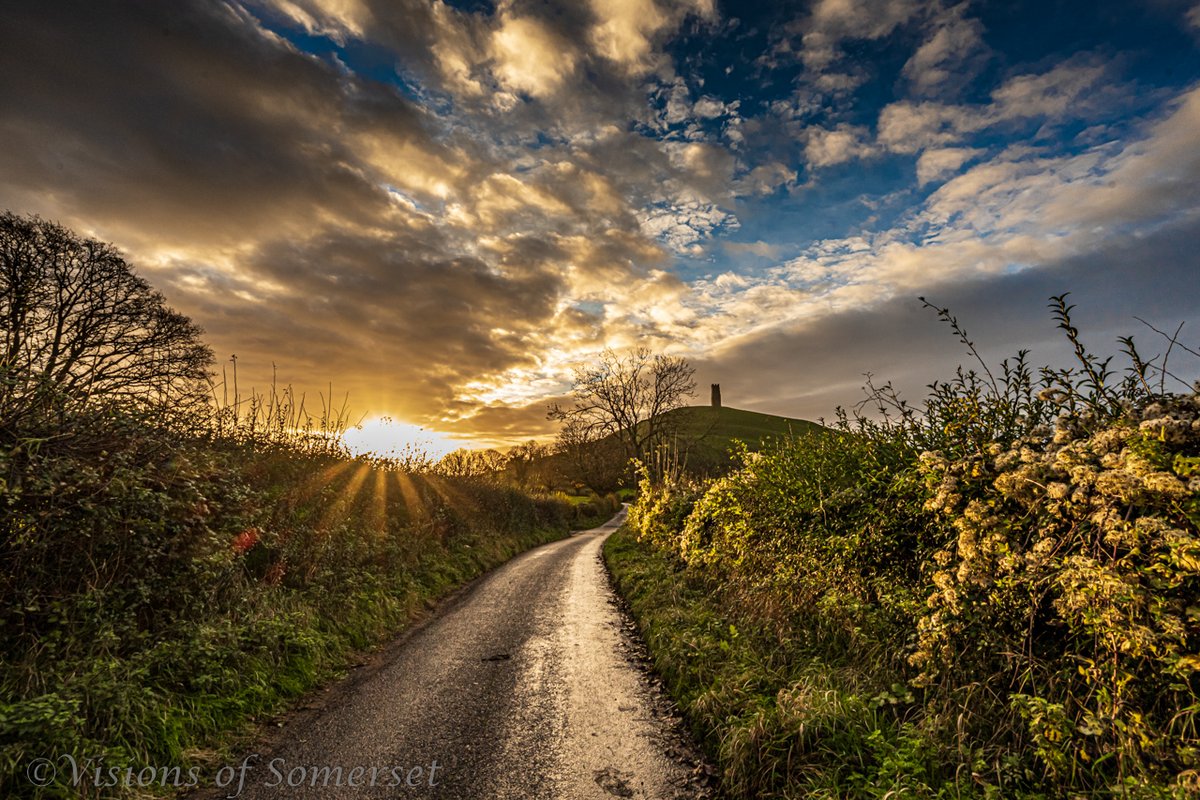 Glastomichelle's tweet image. The sun was a it delayed in making an appearance today, this was shortly after sunrise here in Glastonbury.