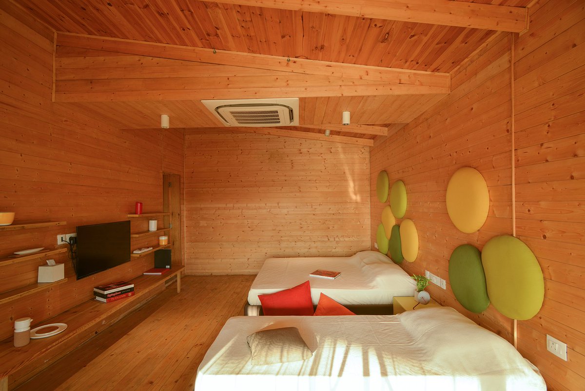 LivingetcInd's tweet photo. Archohm along with Design Factory India collaborated to craft this gorgeous wood house in Noida. Inspired by Swiss Chalet, the architects did an Indian take on the same and created a marvel! Subscribe to our latest issue to explore more. https://t.co/BPH7j7GJi0