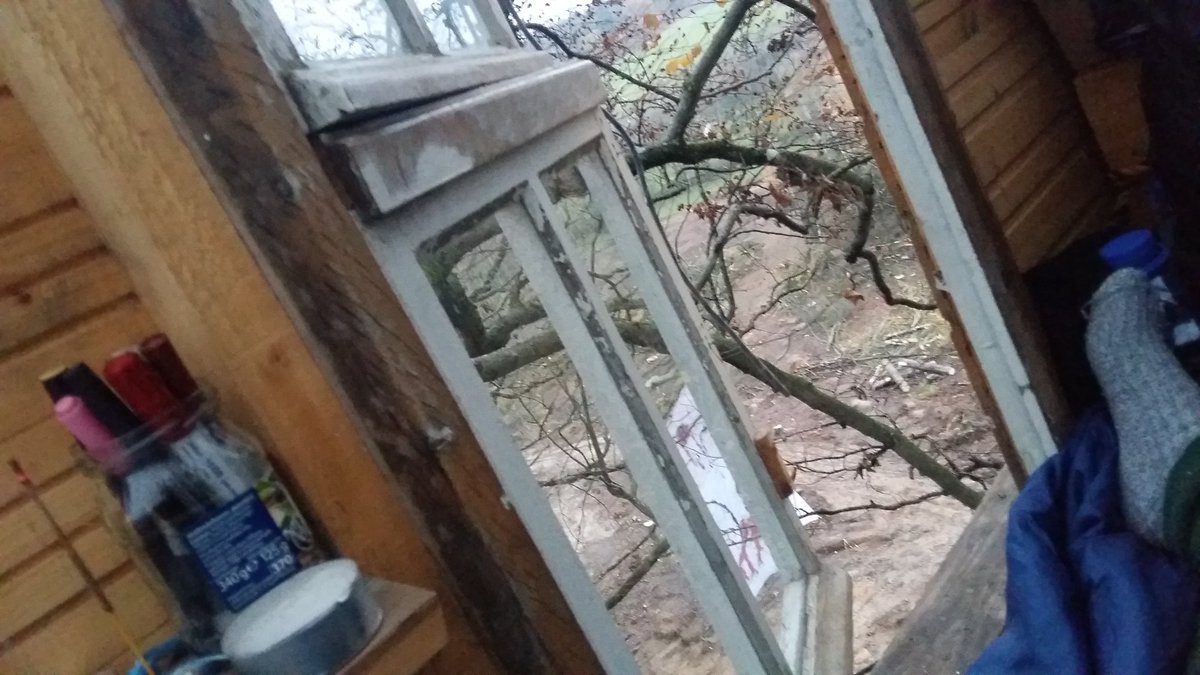 Good morning from Bramborak, one of three tree houses left in Drüben.
No cops here yet.
Let's hope for the best today..
#keinea49