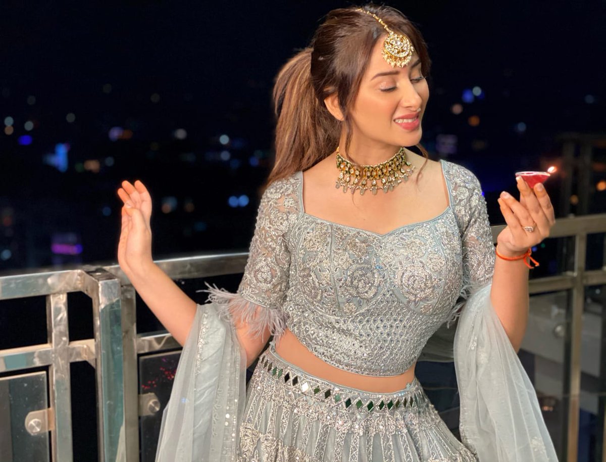 Fly7News_'s tweet photo. Gripped by the festive fever! Mahira Sharma shares a beautiful picture of her Diwali celebration at home. Looks stunning in a grey lehenga. 

#mahirasharma #actress #bollywood #mahirins #pahira #beautiful #festive #festivals #diwali 
@_MahiraSharma https://t.co/KkNQUAh6dx