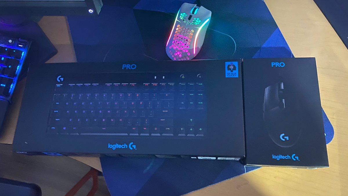 Chicos nos volvimos locos😅GIVEAWAY SOLO MEXICO🇲🇽
Hago este sorteo como agradecimiento regalando
Teclado Logitech Pro y Mouse Pro Alrededor de 3,000 pesos mas envió :)
- Follow me @Arestegui 
- RT♻️ &amp; LIKE💙
- Tag a dos personas
- Follow en Instagram instagram.com/blue_arestegui/
GL🍀