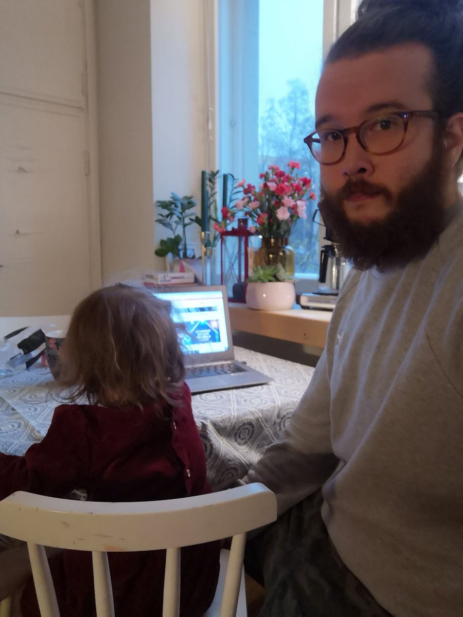 Työn ja perheen yhdistäminen tarkoittaa, että jokainen löytyvä hattu kokeillaan ja vartin välein pitää katsoa yksi eläinvideo.  Onneksi on työharjoittelu paikka, jossa ymmärretään ❤️