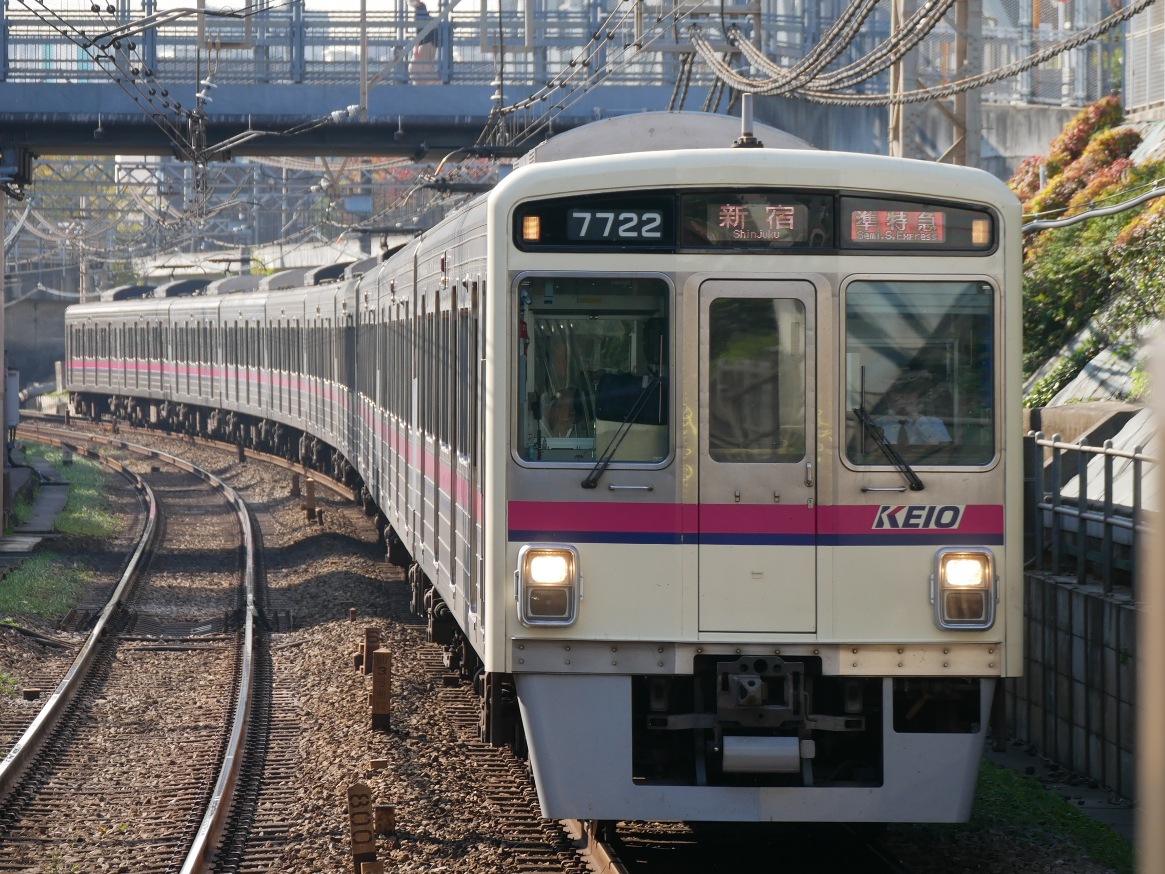 京王 8000系 行先点灯 併走に 6000系 7000系 都営 10-300形 EnAg_9fW4AAwN9i.jpg:large