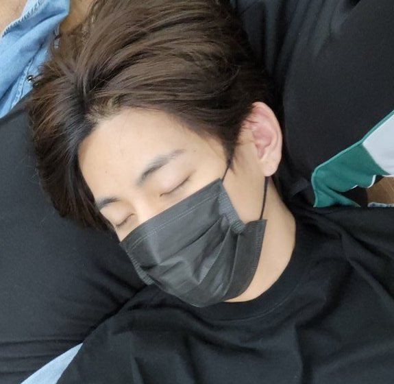 MyMoonTaehyung's tweet photo. 𝓈𝓁𝑒𝑒𝓅 𝓁𝒾𝓀𝑒 𝒶 𝓌𝒾𝓃𝓉𝑒𝓇 𝒷𝑒𝒶𝓇... 🥺♥️ https://t.co/fNnTqpFM00