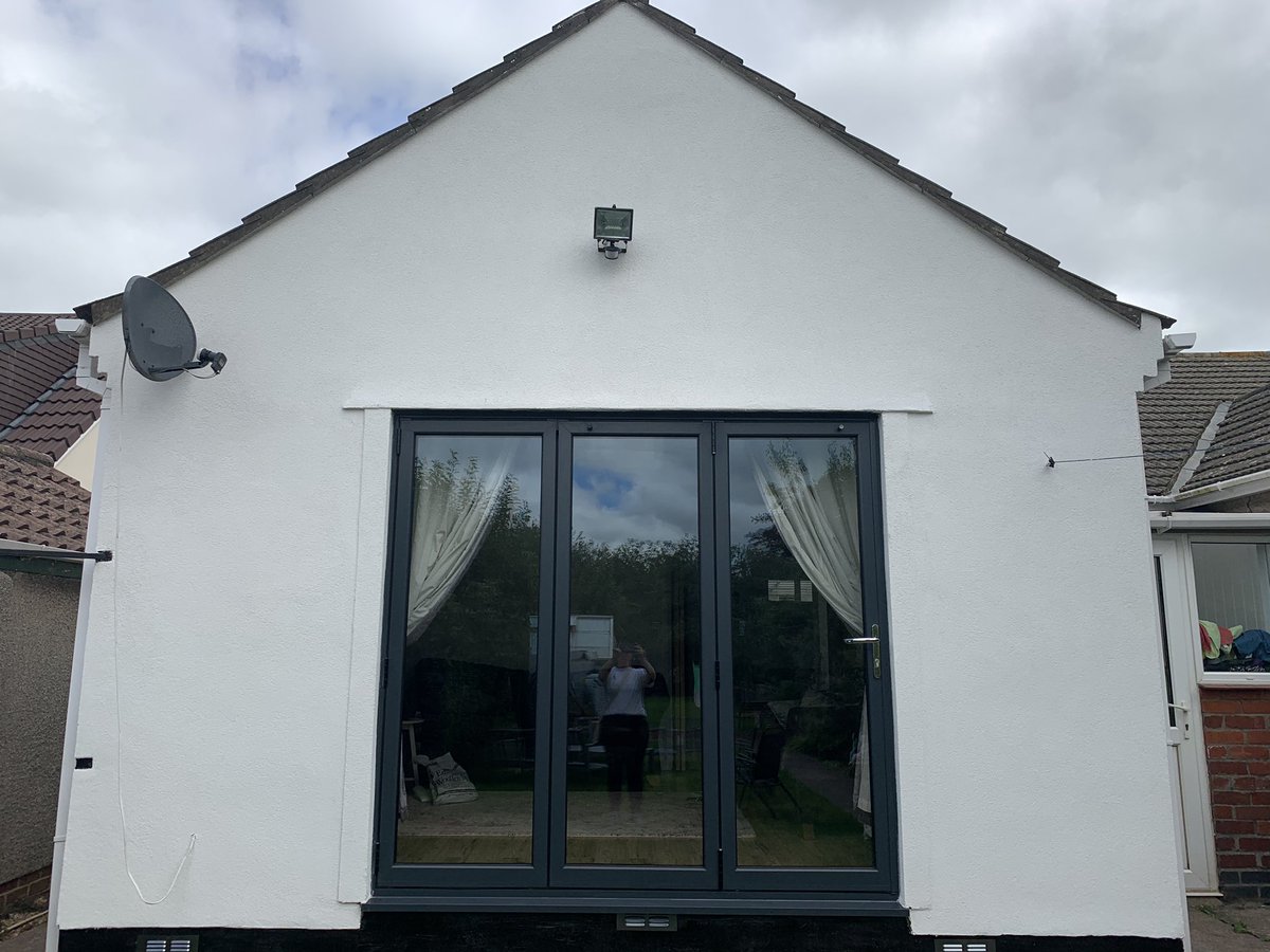 Scottwoodman3's tweet photo. Recently finished project going straight over a pebble dash finish to achieve a flat 1.5mm finish. TRS - The Render Specialists. #TRSteam #EWI #Externalrender https://t.co/aOgAXyzkfe