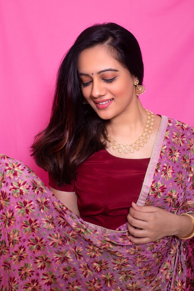 ManoranjanWede's tweet photo. स्पृहा जोशीच्या या फोटोज् ने दिवाळीला चार चॉंद लावले आहेत... #SpruhaJoshi #Diwali @spruhavarad https://t.co/xkzVLonjvB