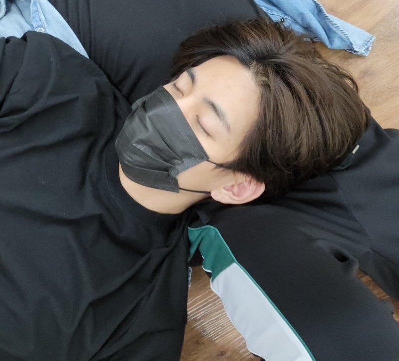 wintaevbts's tweet photo. Dia em que metade do fandom  achou que o Taehyung era o jungkook 

Enfim a maknae https://t.co/v3wcOjYGFW