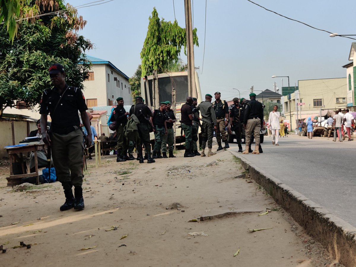 PulseNigeria247's tweet photo. Heavy Police presence at the Yaba Magistrates Court where Eromosele Adene's case is to be heard today. Journalists are currently barred from entry. https://t.co/v2WmM9weOg