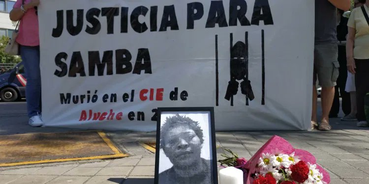 migrantes_sj's tweet photo. El Estado admite, 8 años después, su responsabilidad en la muerte de Samba Martine en #CIE. 

Las entidades sociales que han apoyado esta causa, entre las que está SJM, valoran la resolución pero advierten de las lesivas políticas migratorias. #CIEsNo 

➡️ https://t.co/1erLEurlP3 https://t.co/uzg6pCo3kL