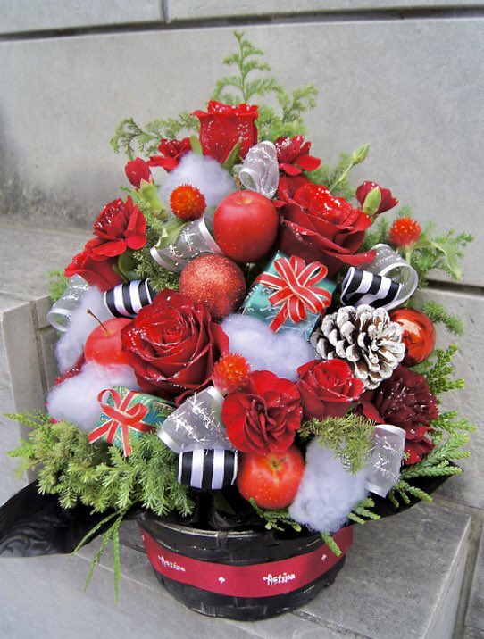 花屋のastinaパリ クリスマスツリーみたいなフラワーアレンジメントです クリスマスギフトにいかがでしょうか クリスマス フラワーアレンジメント