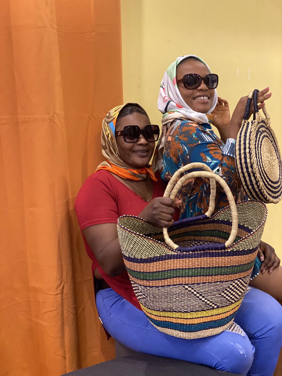 Handmade straw bags available as seen, for your picnics casual day out, groceries shopping, compliment your beach looks hookup with us. 
#kassena #crafts #handmade #strawbags