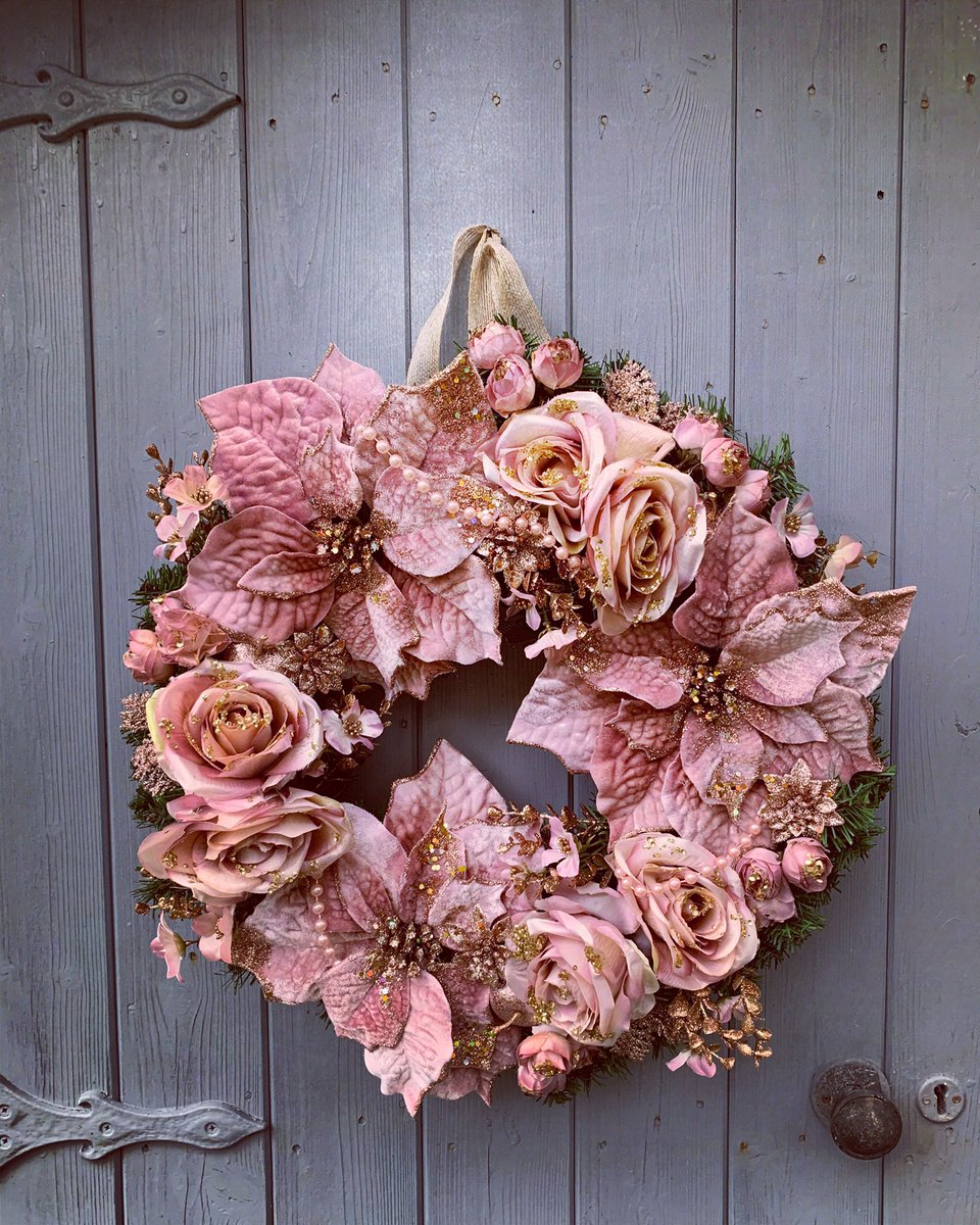 Jas_LilyWreaths's tweet photo. Good morning #earlybiz I’m sorry I haven’t been about much, I’ve been a bit busy!🎄 My Fabulous Christmas Floral Wreath is perfect if you are looking to decorate your home with a showstopper! 🌟
#Christmas #homedecor #tuesdayvibe 

https://t.co/j90HRkTp2o https://t.co/pb7icuoRw0
