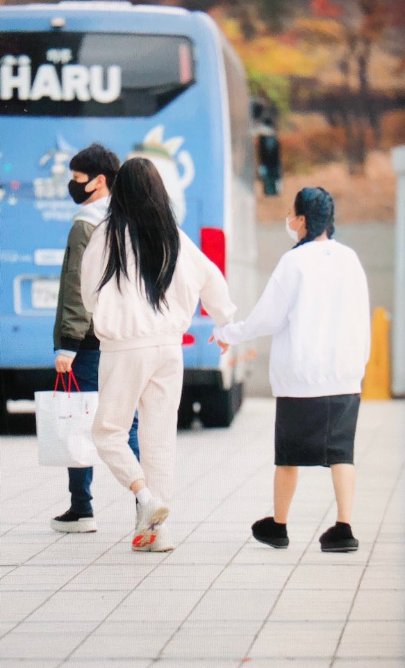 some1kr's tweet photo. 201117 👭
#여자친구 #소원 #엄지
#GFRIEND #SOWON

리막 너무너무너무 사랑해❣️❣️❣️ https://t.co/yP9RZM9eFX