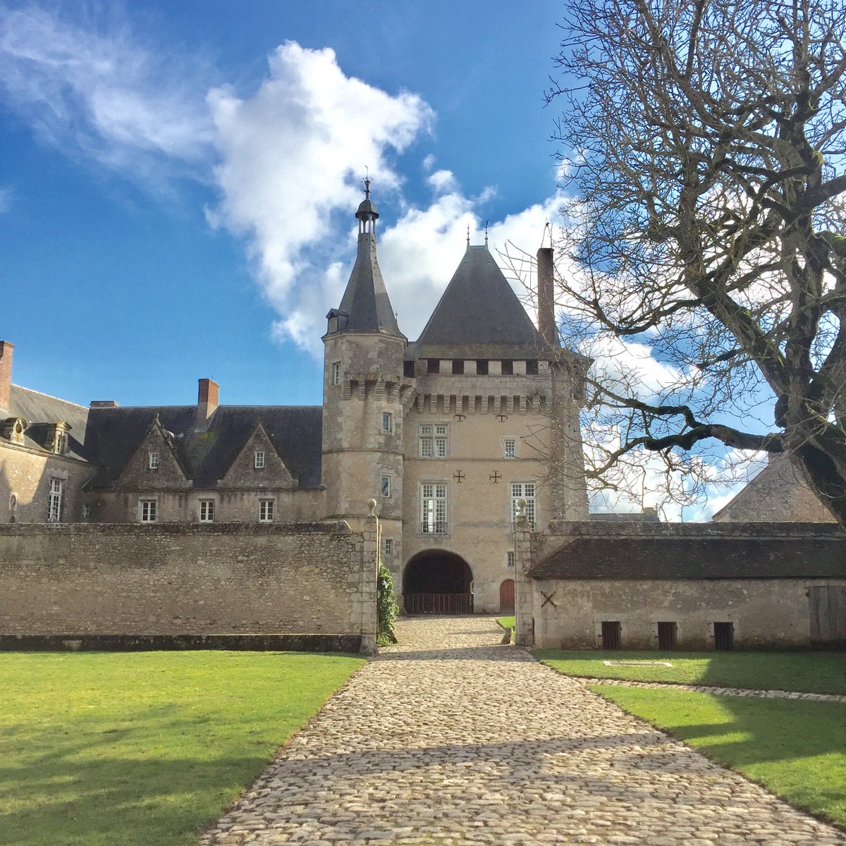 Omonchateau's tweet photo. Continuons de voyager virtuellement, à la découverte de notre patrimoine.❤️

🏰 Méfiez-vous des apparences... Me croyez-vous si je vous dis que le château de Talcy (Loir-et-Cher) est un monument du XVIe siècle et non une ancienne forteresse médiévale ?

⤵️
https://t.co/DCyUSYCvA9 https://t.co/5xL8wuRzKL