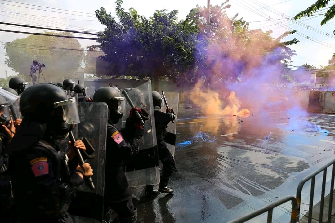 political_drama's tweet photo. ม็อบล้มเจ้าโยนระเบิดควันใส่ตำรวจ เลยโดนฉีดน้ำใส่ #ไม่เอาiLaw #เบื่อม็อบมุ้งมิ้ง https://t.co/VlN2zDAddS