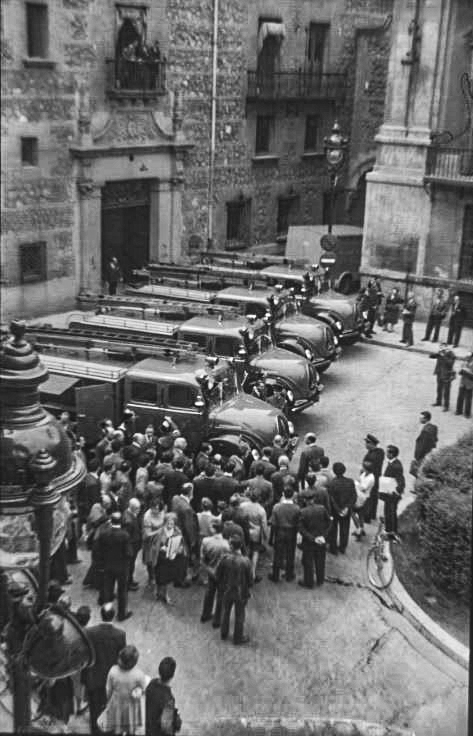 BomberosMad's tweet photo. 1960. Presentación de las nuevas 4 Auto-Bombas en la Plaza de la Villa de #Madrid
Las Magirus Merkur A-3500 disponían de un motor de 125 cv con 6 cilindros en V y 6.800 cc. Un vehículo muy fiable de siete plazas que durante muchos años estuvo prestando servicio🚒
#FelizMiércoles https://t.co/fGfxvhUP1a