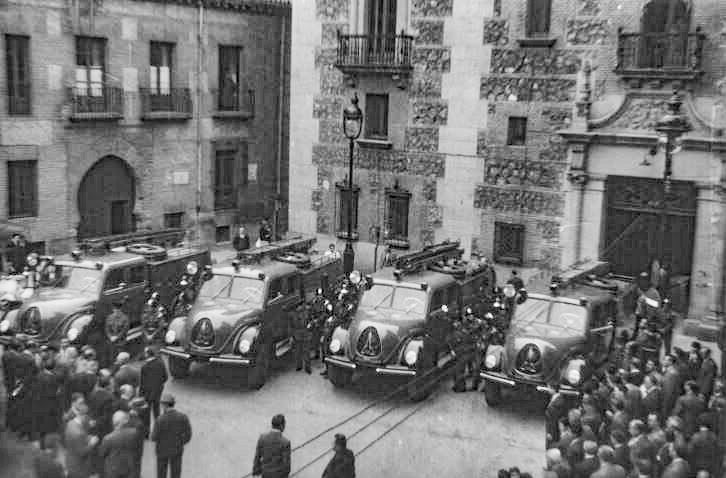 BomberosMad's tweet photo. 1960. Presentación de las nuevas 4 Auto-Bombas en la Plaza de la Villa de #Madrid
Las Magirus Merkur A-3500 disponían de un motor de 125 cv con 6 cilindros en V y 6.800 cc. Un vehículo muy fiable de siete plazas que durante muchos años estuvo prestando servicio🚒
#FelizMiércoles https://t.co/fGfxvhUP1a