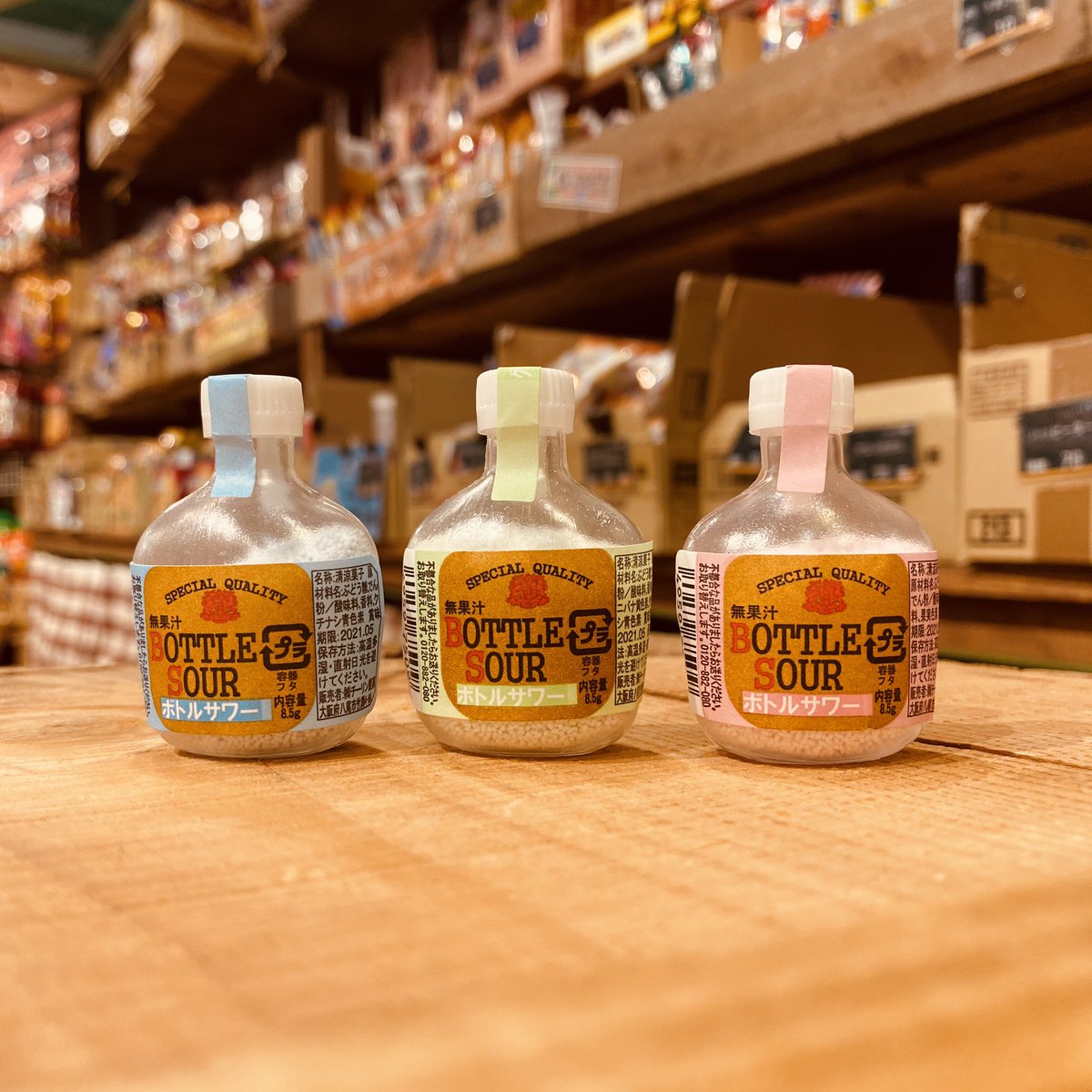 ハイカラ横丁 お台場店 17周年 ボトルサワー ウイスキーみたい 粒状のラムネだよ ハイカラ横丁 ハイカラ横丁台場店 デックス東京ビーチ 駄菓子屋 駄菓子 チーリン製菓 ボトルサワー ラムネ スケール菓子 天然着色料使用