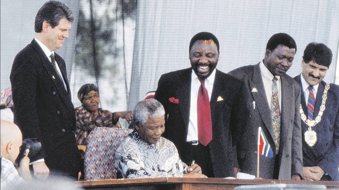 StefanoNotDead's tweet photo. Nelson mandela died with nothing but nice shirts and a new dance the agent made sure of it, who the agent is, I'll let you smell that one excuse the pun. #tremor #CapeTown #earthquake #AdvSikhakhane #pretoria #raymondzondo #Sjava #ladyzamar #majorone #ZondoCommission #cyril https://t.co/2nU92Ot4tq