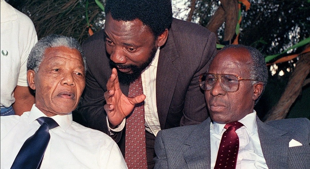 StefanoNotDead's tweet photo. Nelson mandela died with nothing but nice shirts and a new dance the agent made sure of it, who the agent is, I'll let you smell that one excuse the pun. #tremor #CapeTown #earthquake #AdvSikhakhane #pretoria #raymondzondo #Sjava #ladyzamar #majorone #ZondoCommission #cyril https://t.co/2nU92Ot4tq