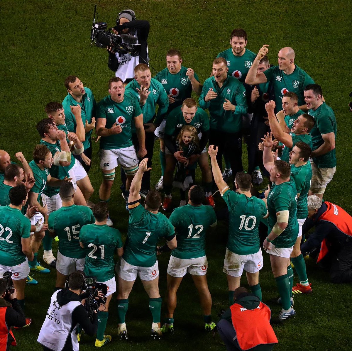 IrishRugby's tweet photo. #TeamOfUs
𝟭𝟳.𝟭𝟭.𝟭𝟴 🤩💚
Two years ago today, a day that’ll live long in the memory. What an occasion, what an atmosphere at @AVIVAStadium 🙌
#ShoulderToShoulder #IrishRugby https://t.co/c6Ddc7rFwn