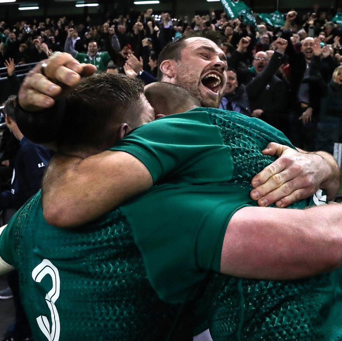 IrishRugby's tweet photo. #TeamOfUs
𝟭𝟳.𝟭𝟭.𝟭𝟴 🤩💚
Two years ago today, a day that’ll live long in the memory. What an occasion, what an atmosphere at @AVIVAStadium 🙌
#ShoulderToShoulder #IrishRugby https://t.co/c6Ddc7rFwn