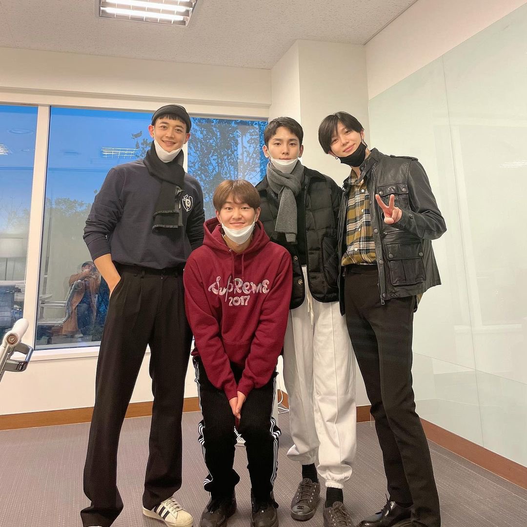 MadnessxTaemin's tweet photo. 201117 - #KEY Actualizaciรณn de Instagram
Nuestro KiBummie regalรกndonos estas hermosas fotos de #SHINee ๐๐๐๐๐
Nuestros corazones estรกn tan felices, llorando de la felicidad!!!!
โถ๏ธ https://t.co/pveCNAOd2m
#TAEMIN #ONEW #JONGHYUN #MNHO #KEY @SHINee https://t.co/OdpHdAhdXu