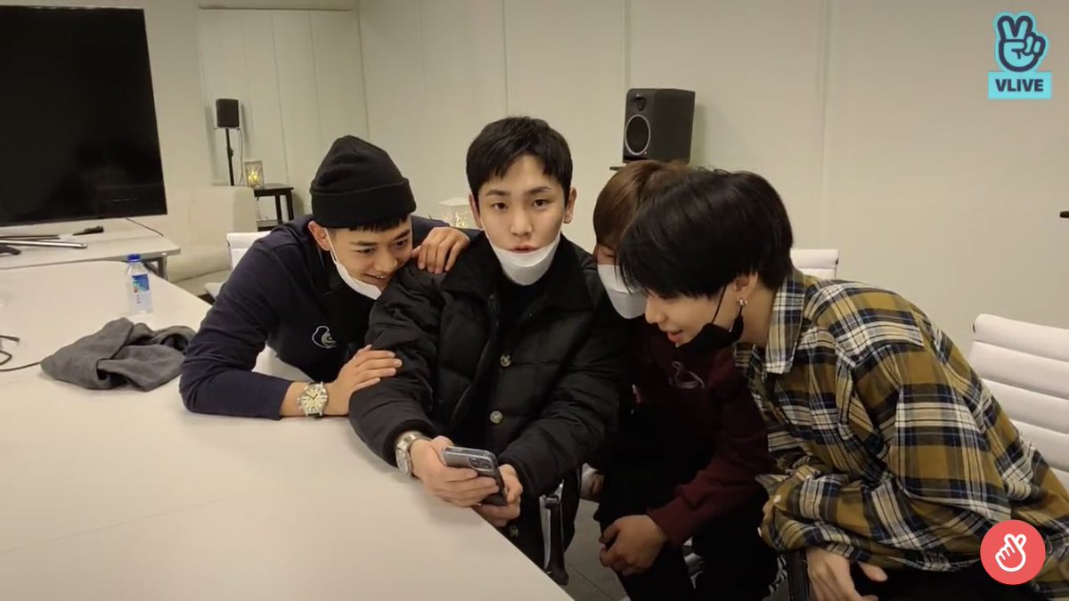 shineewrld2's tweet photo. Key starring at the cámara like 👀 https://t.co/zZVlRponkR