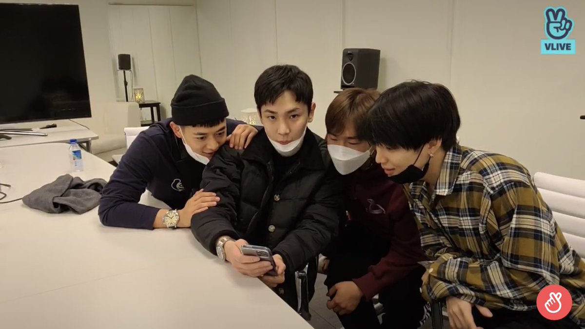 shineewrld2's tweet photo. Key starring at the cámara like 👀 https://t.co/zZVlRponkR
