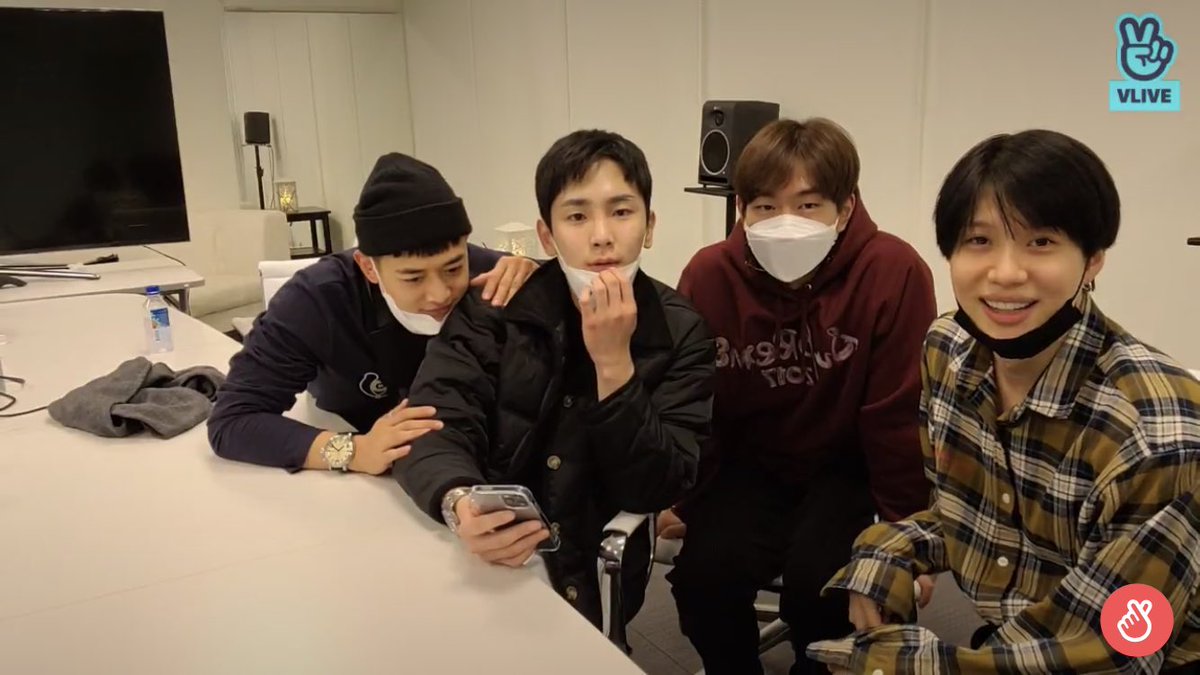 shineewrld2's tweet photo. Key starring at the cámara like 👀 https://t.co/zZVlRponkR