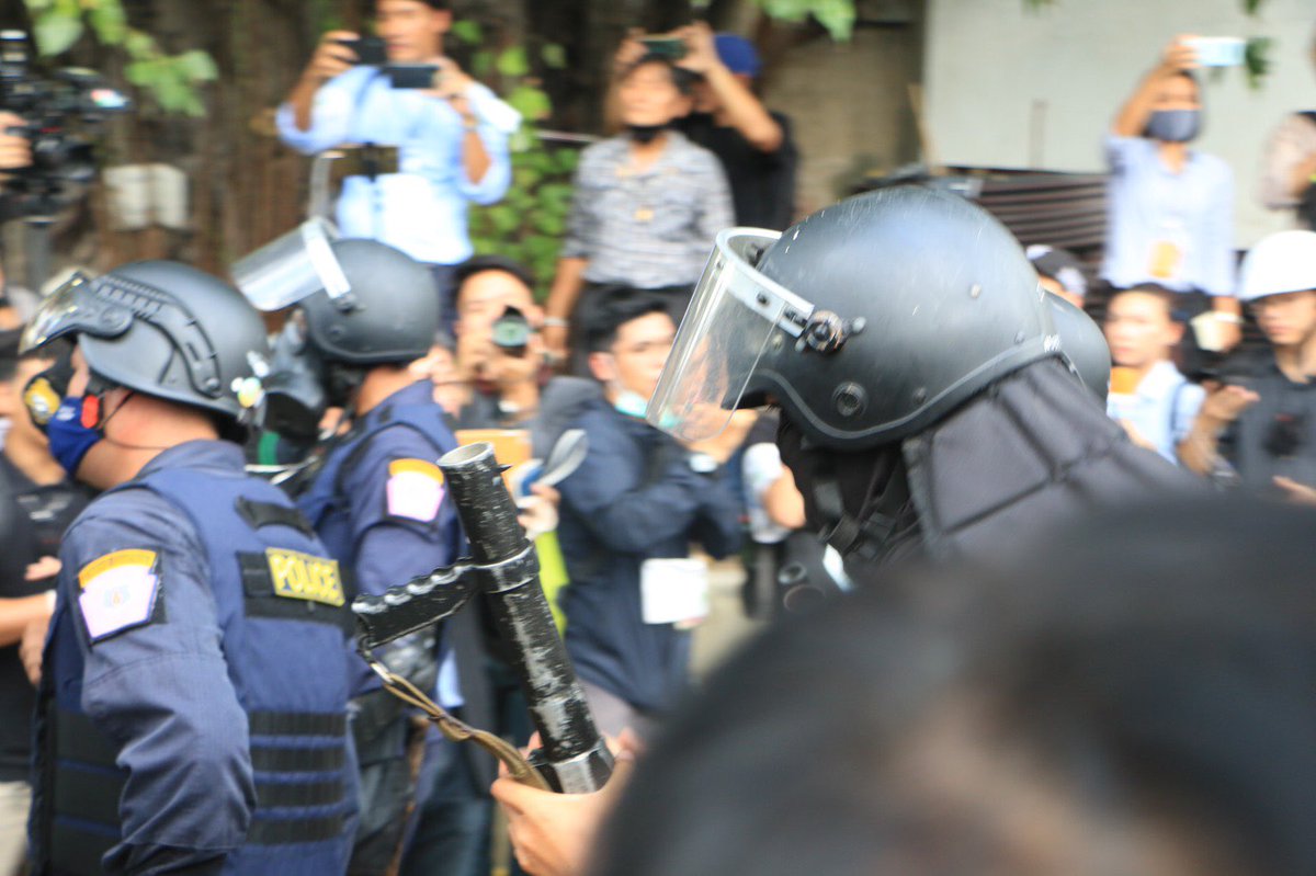 ตำรวจแจกกระสุนยาง แก๊สน้ำตา ปืนลูกซอง เพื่อใช้สกัดกั้นผู้ชุมนุม..

ประชาชนมีแค่มือเปล่า และความต้องการแก้ไขรัฐธรรมนูญ ต้องทำกันถึงขนาดนี้เลยหรือ.. 

Cr. ภาพจากลูกศิลป์ 
#ม็อบ17พฤศจิกา 
#กูสั่งให้มึงอยู่ใต้รัฐธรรมนูญ #WhatsHappeninglnThailand