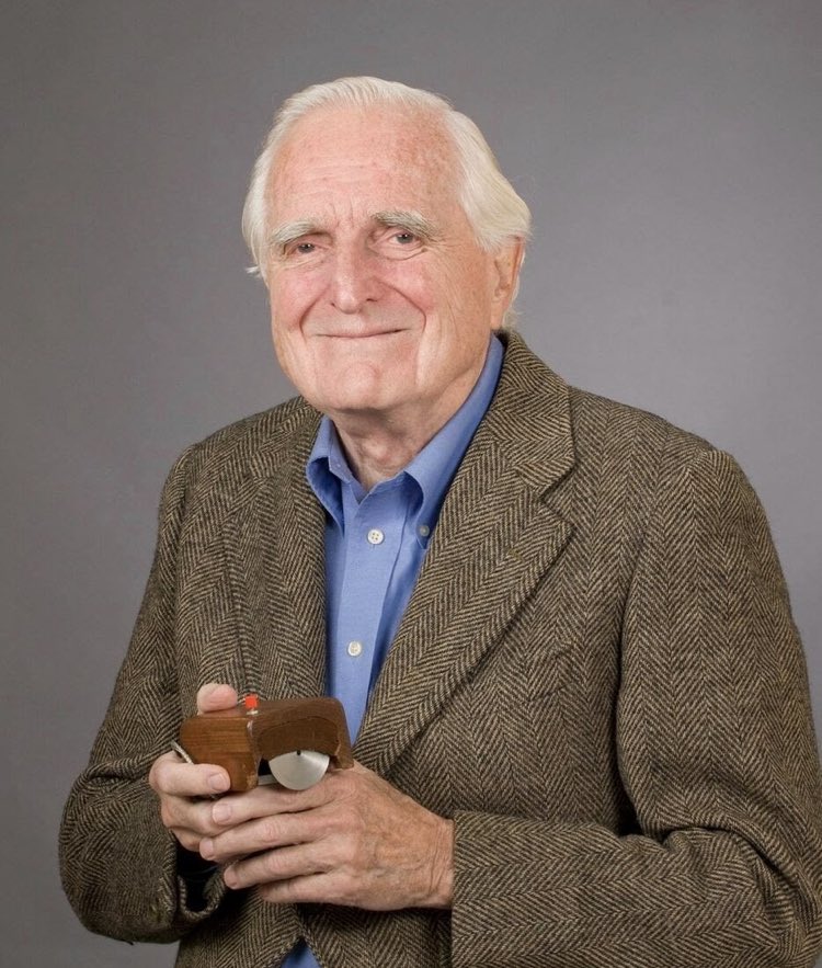 PatrickKammerer's tweet image. Wie würde unser Arbeitsleben ohne seine Erfindung aussehen? Heute vor 50 Jahren hat Douglas Engelbart das US-Patent auf seine #Computermaus (er hat sie bei der Vorstellung so genannt) erhalten. Es fing an mit einem Holzkästchen und einem Rad und hat die Welt verändert. #Stanford