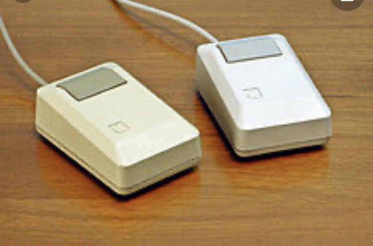 PatrickKammerer's tweet image. Wie würde unser Arbeitsleben ohne seine Erfindung aussehen? Heute vor 50 Jahren hat Douglas Engelbart das US-Patent auf seine #Computermaus (er hat sie bei der Vorstellung so genannt) erhalten. Es fing an mit einem Holzkästchen und einem Rad und hat die Welt verändert. #Stanford