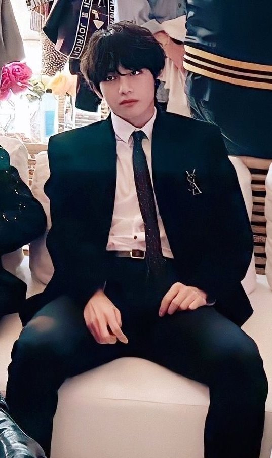 Kim Taehyung ending every model's career : a thread