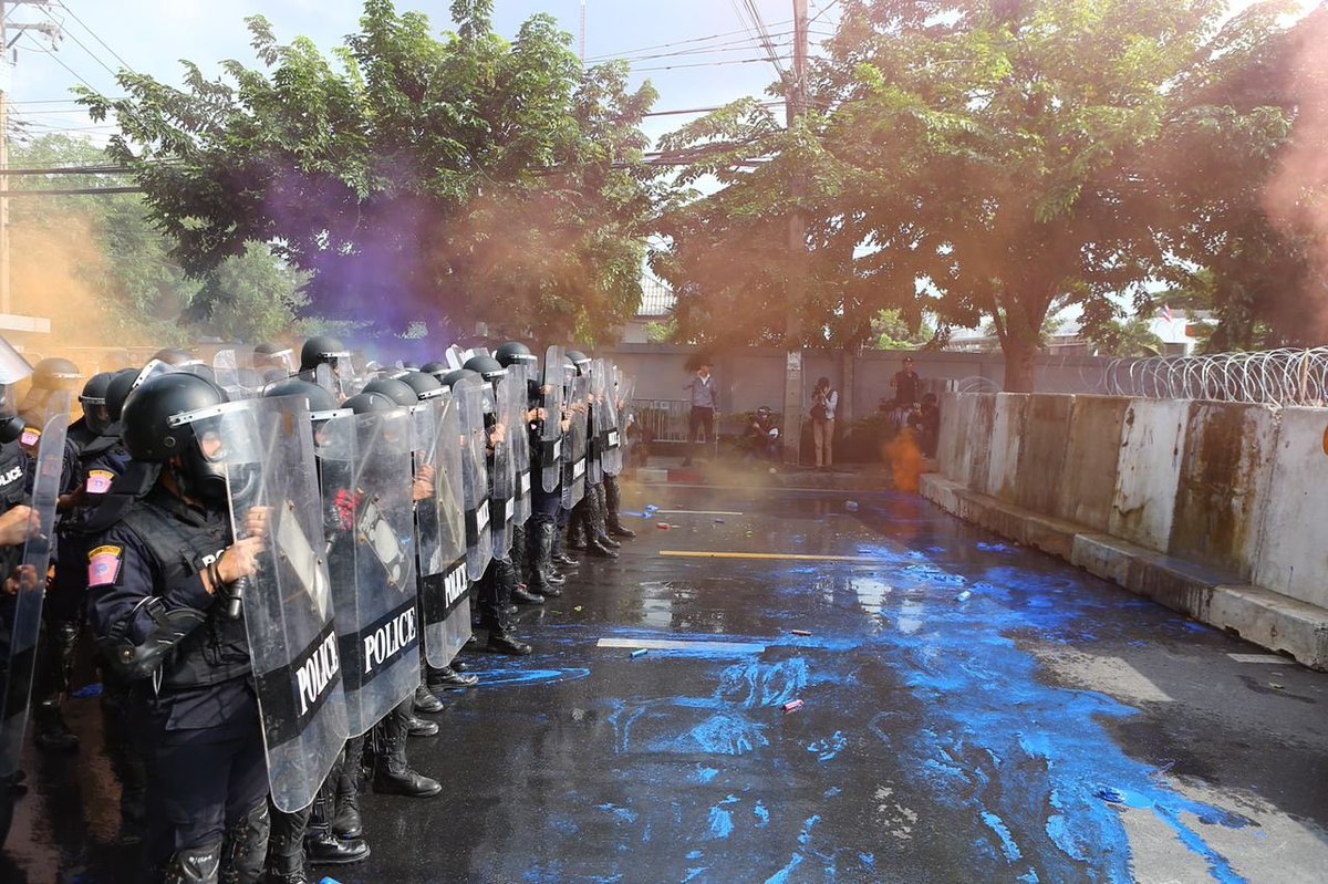 นึกถึงหนังสือที่อ่าน 

"ความรุนแรงเป็นการสื่อสารที่ใช้ต้นทุนต่ำมากเพราะเป็นพฤติกรรมของคนที่ขาดวุฒิภาวะในฐานะมนุษย์" ขอเน้นคำว่า "ขาดวุฒิภาวะในฐานะมนุษย์"!!!! 

#ม็อบ17พฤศจิกา