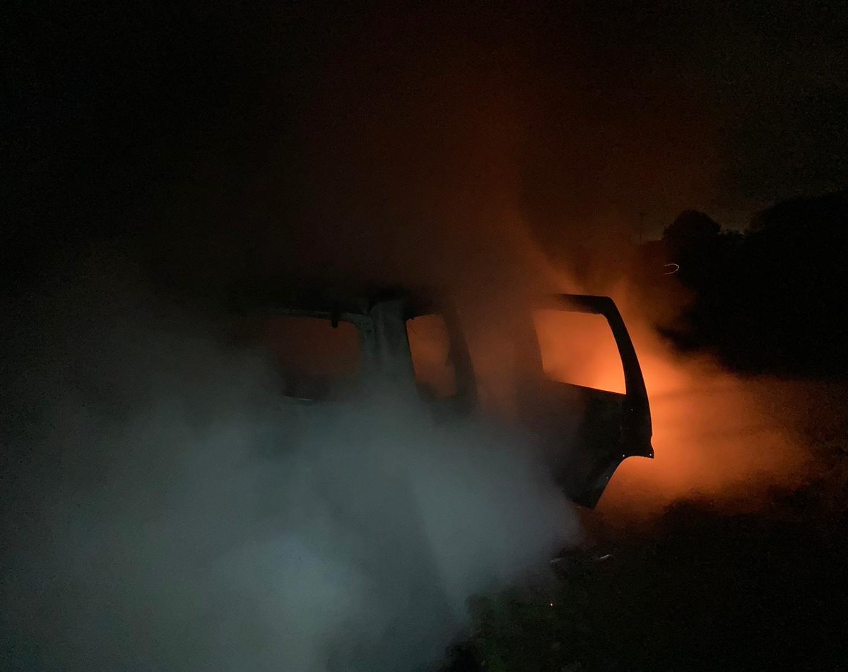 Tadley12's tweet photo. #Belllsdown 05:35 - Car fire involving an abandoned 4x4 vehicle, 100% by fire. One hose reel jet used. #TeamHants https://t.co/y4tVunf9q2