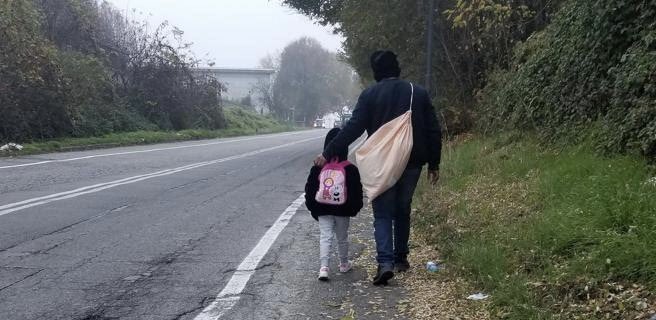 Aba_Tweet's tweet photo. Greta, che ha 4 anni, che vive nel campo rom di Collegno (Torino), che la mattina si lega i capelli con un fermaglio bianco e si mette sulle spalle lo zainetto rosa. 

E che ogni giorno deve camminare 50 minuti per arrivare all’asilo, ché lo scuolabus è riservato ai residenti... https://t.co/wip6EMHPOJ