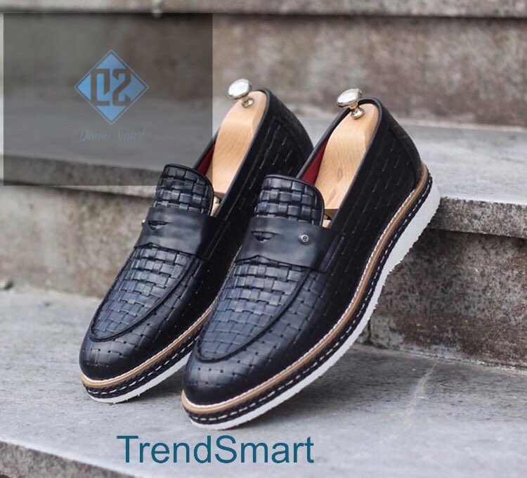 DamoSmart's tweet photo. This is the best selling shoe for the month of November... 👏 https://t.co/GzGf21Sj2h