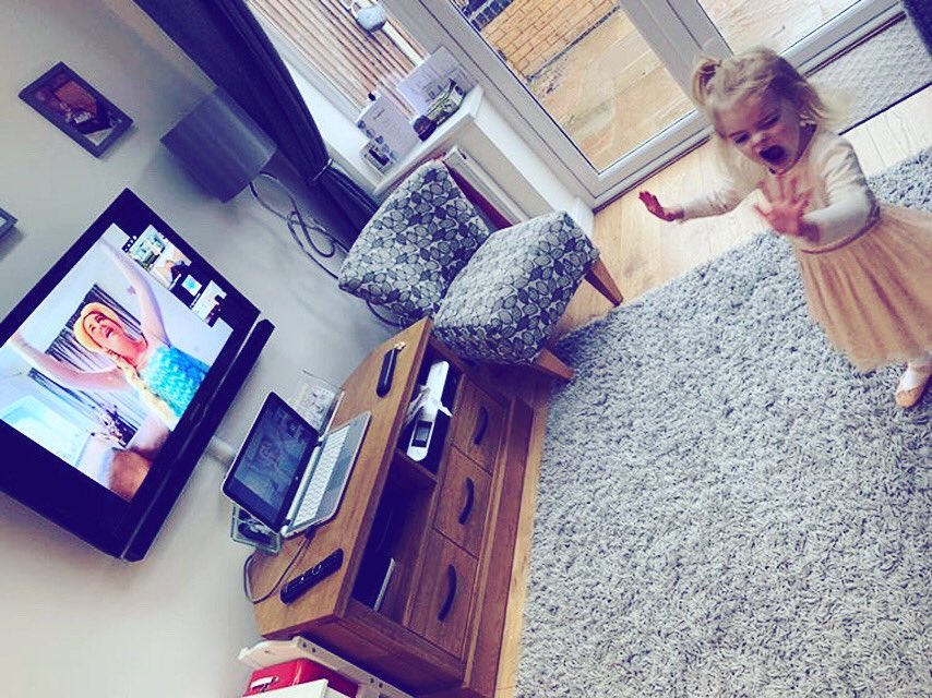 tinytoesballet's tweet photo. This little one had the BEST time singing along with Elsa at #tinytoesballet #essex’s online Frozen Party on Sunday❄️ #tinytoesballetessex #onlineandlive #interactive #zoomdanceclass #frozen #babyballet #eyfs #learningthroughdance #elsa #rayleighessex #leighonsea #southendonsea https://t.co/xYPcdILhab