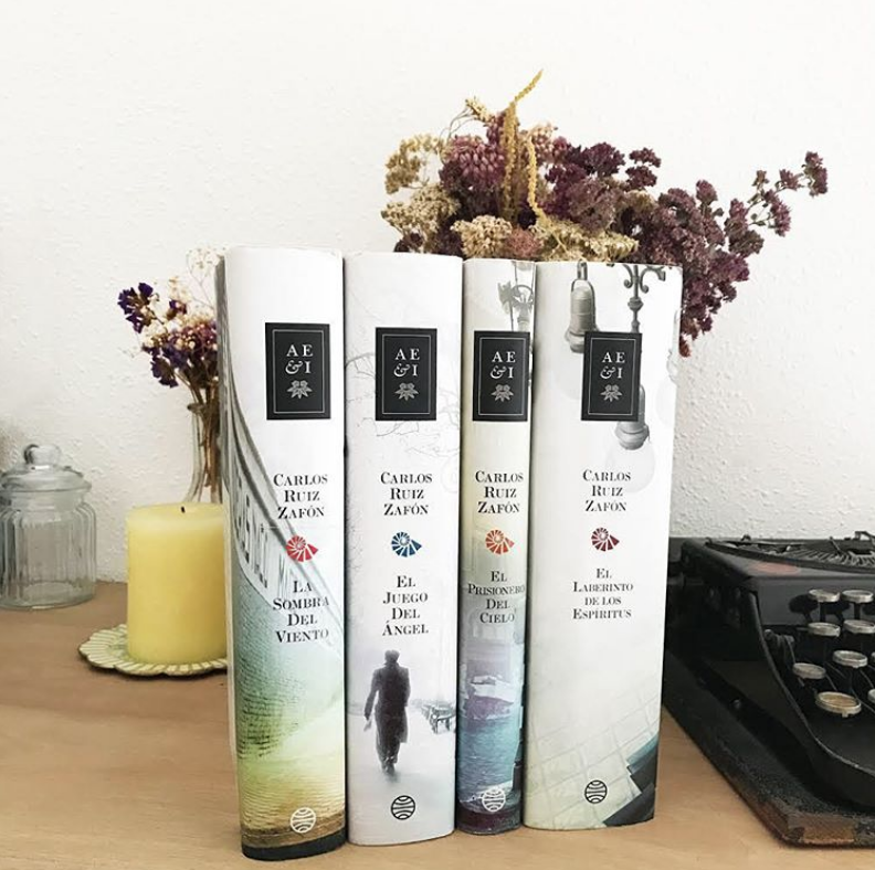 ZafonOficial's tweet photo. Hoy llega a las librerías «La Ciudad de Vapor», de Carlos Ruiz Zafón.

El eco de los personajes de las novelas de El Cementerio de los Libros Olvidados en un libro que reúne por primera vez todos sus relatos.

🔗 https://t.co/sKhH6rgd7F https://t.co/hkkukBmpZs
