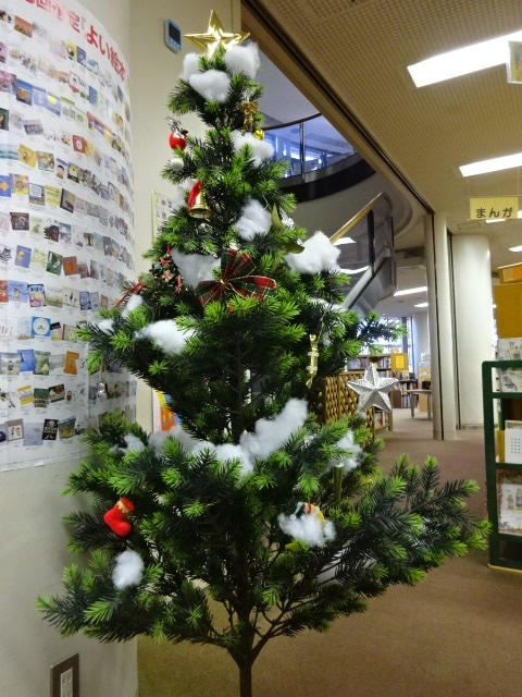 ট ইট র 岡山市立中央図書館 クリスマス展示 今年も岡山市立中央図書館の児童コーナーに クリスマスツリーと大きなサンタが登場しました クリスマスの本や紙芝居 ご自由にお持ちいただけるブックリストもご用意しています おうちで楽しめる
