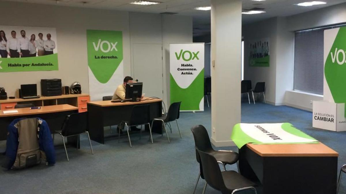_infoLibre's tweet photo. Un administrativo reclama 50.000 euros a Vox por tenerle sin contrato ni salario, informa @aliciaguti https://t.co/71MutSDv9B https://t.co/Z4JU4zIlXF