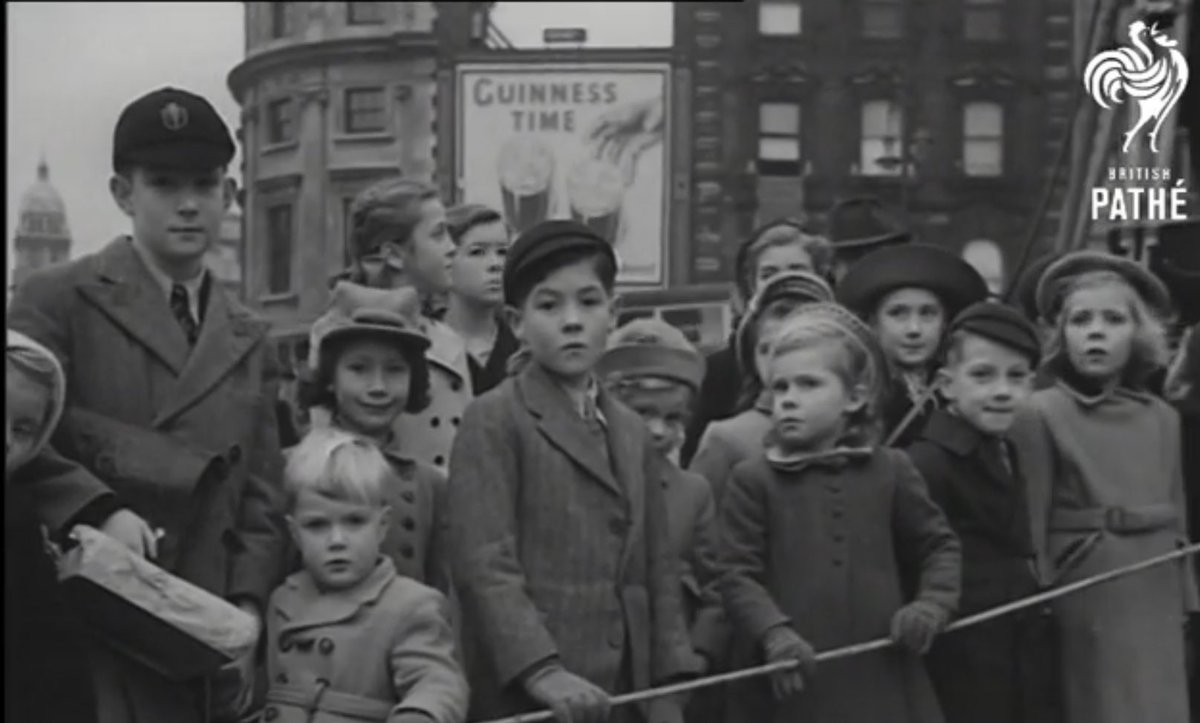 Every year since 1947 Oslo has gifted London a specially nurtured Christmas tree. As a thank you for the UK’s assistance during WWII.  #trafalgarsquare  #christmastree