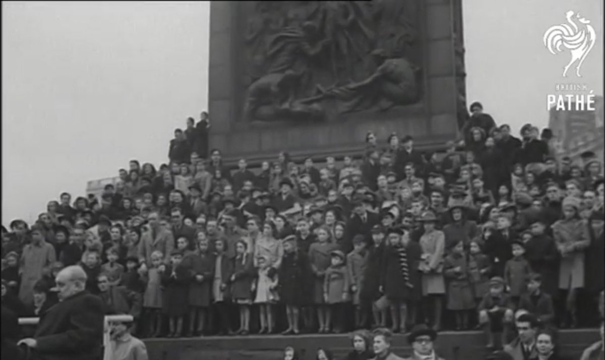 Every year since 1947 Oslo has gifted London a specially nurtured Christmas tree. As a thank you for the UK’s assistance during WWII.  #trafalgarsquare  #christmastree